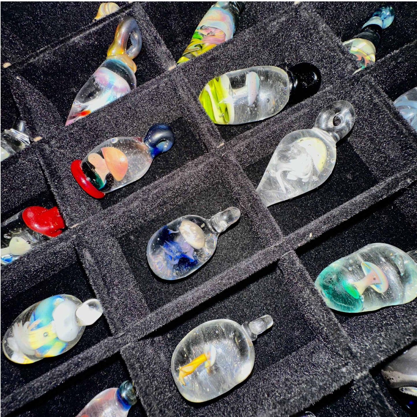 HANDMADE SKLENĚNÝ PŘÍVĚŠEK