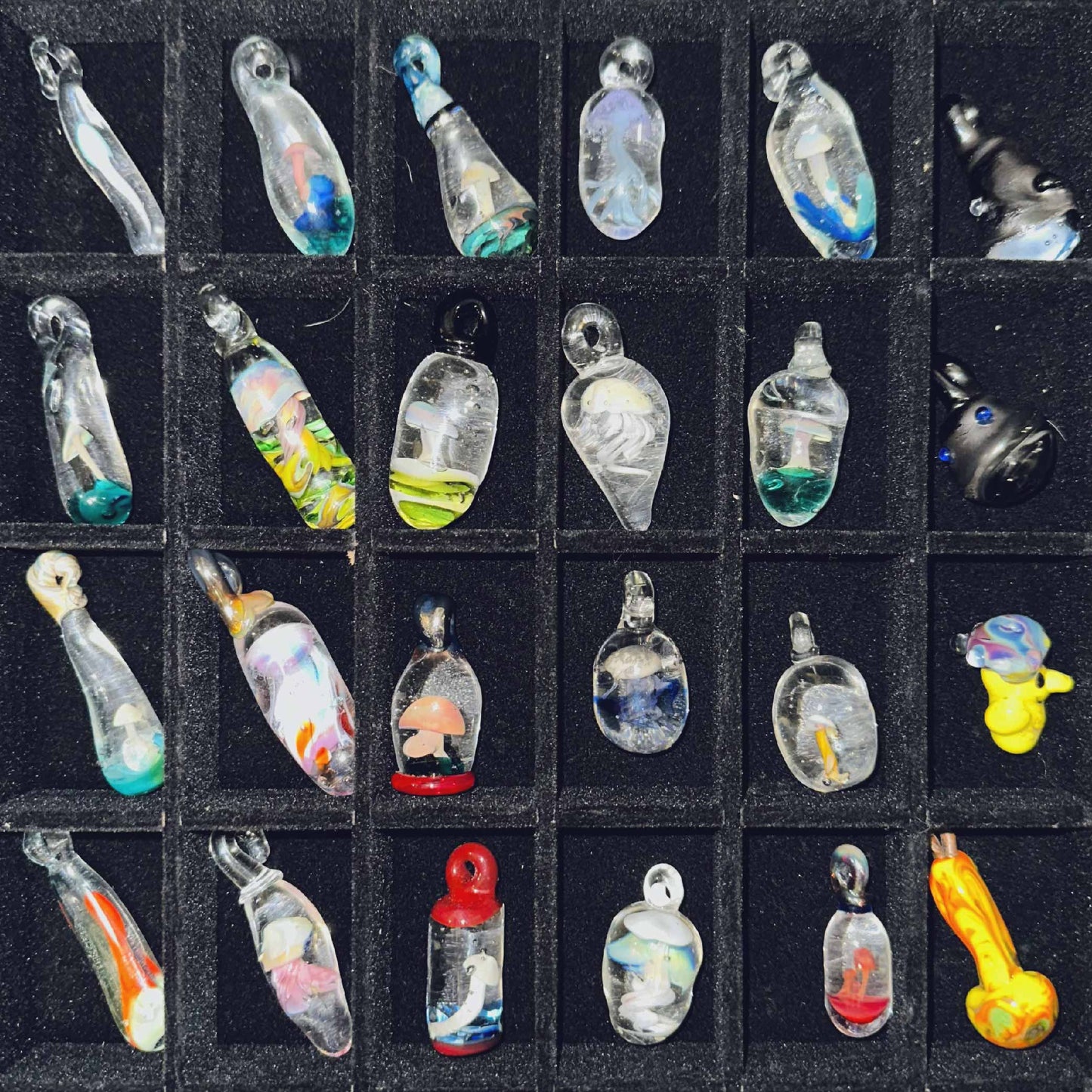 HANDMADE SKLENĚNÝ PŘÍVĚŠEK